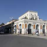 All�entrata di Bari Vecchia, a fare da spartiacque tra il murattiano e il centro storico, � presente un particolare isolato su cui svetta imperioso un elegante palazzo neogotico raggiungibile percorrendo una scalinata dal nome romantico: Salita Miramare